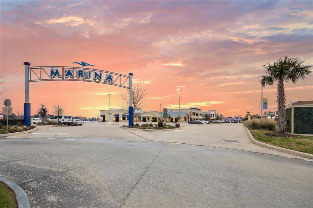 Situated adjacent to Waterpoint Marina, The Shoreline provides direct access to a half-mile boardwalk lined with diverse dining and retail options, seamlessly blending tranquility with urban convenience.