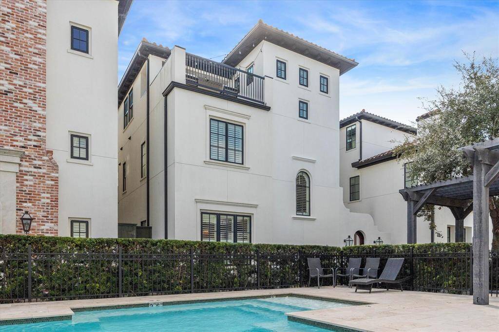 This freestanding home overlooks the lovely neighborhood pool..lovely.
