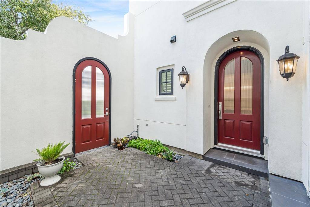 Lovely courtyard inside the front door!