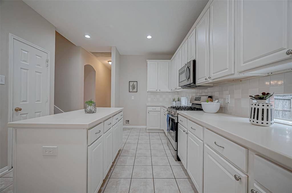 The open layout allows you to move effortlessly between prepping, cooking, and serving, making mealtime feel both efficient and enjoyable. This kitchen is designed to keep up with your busiest days while still feeling bright and inviting.