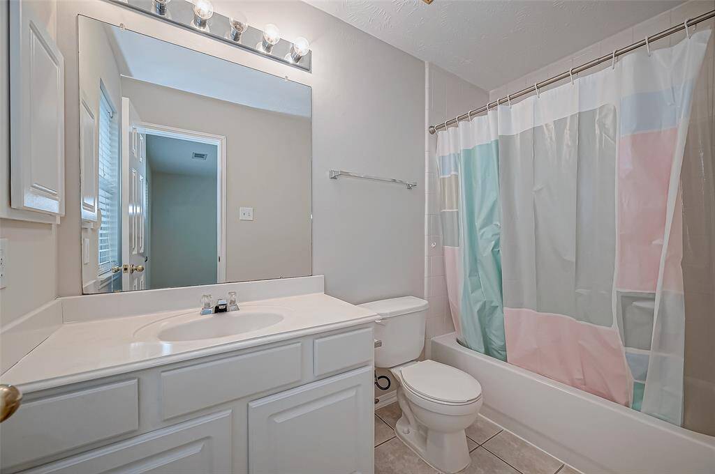 This ensuite bathroom makes a perfect spot for guests to feel at home during their stay.
