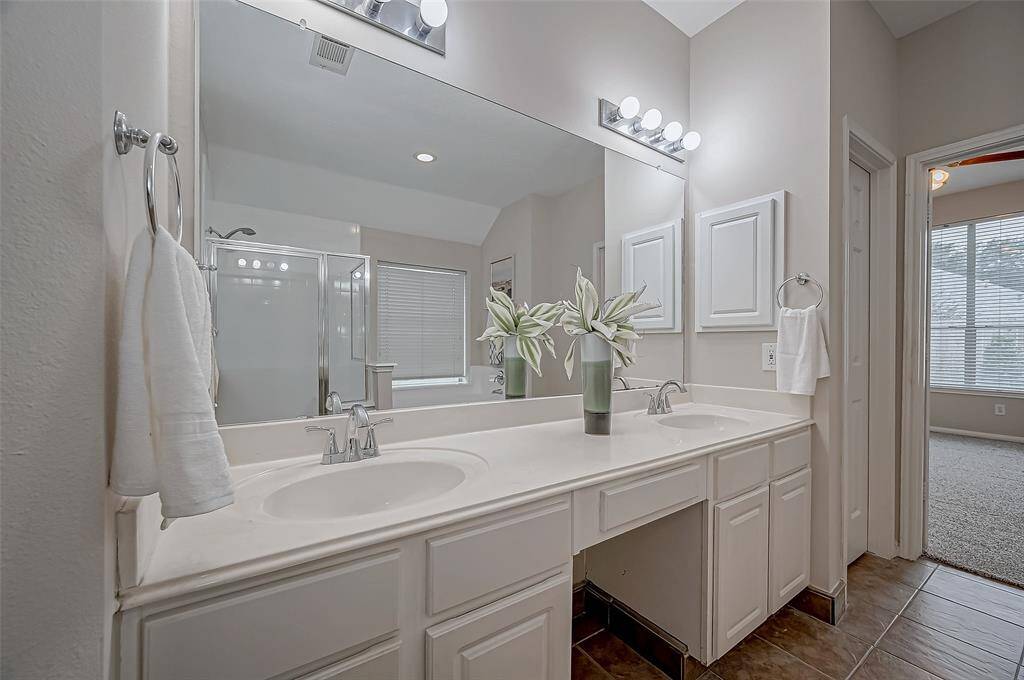 The perfect blend of beauty and practicality, featuring dual sinks that make your mornings feel elegant. With abundant counter space and elegant lighting, you’ll have a bright and refreshing start to your day, every day!