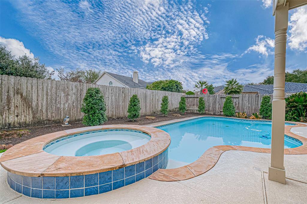 Enjoy every moment in this beautiful pool and spa, whether you're starting your morning with a refreshing dip, unwinding in the afternoon sun, or relaxing under the evening sky.