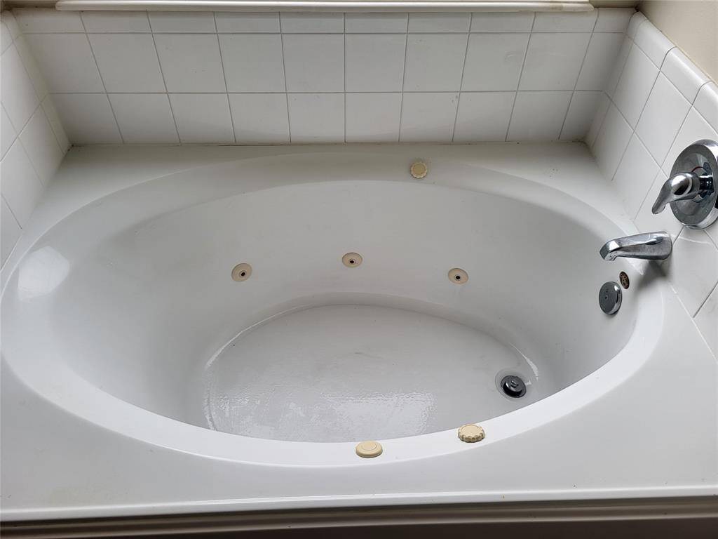Large Relaxing Spa tub in primary bath...perfect to relax, soak and chase the blues away...