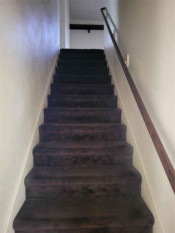 Upstairs to game room and other bedrooms