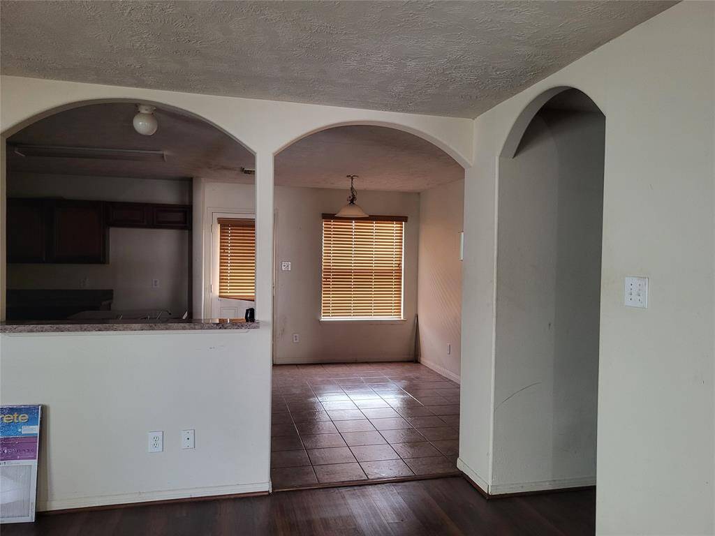 Beautifully designed arches to display breakfast area, bar and hallway