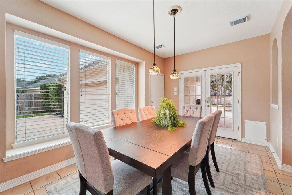 Enjoy casual meals with your favorite people surrounded by oversized windows with amazing views. This beautiful breakfast area offers the ideal space to enjoy good food and great conversations with your favorite people.