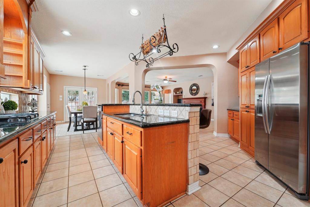 This pristine kitchen offers abundant countertop space, making meal prep and cleanup a breeze. A generous pantry and extensive cabinetry provide plenty of storage for all your favorite kitchen essentials. Plus, the 2018 Samsung refrigerator stays!