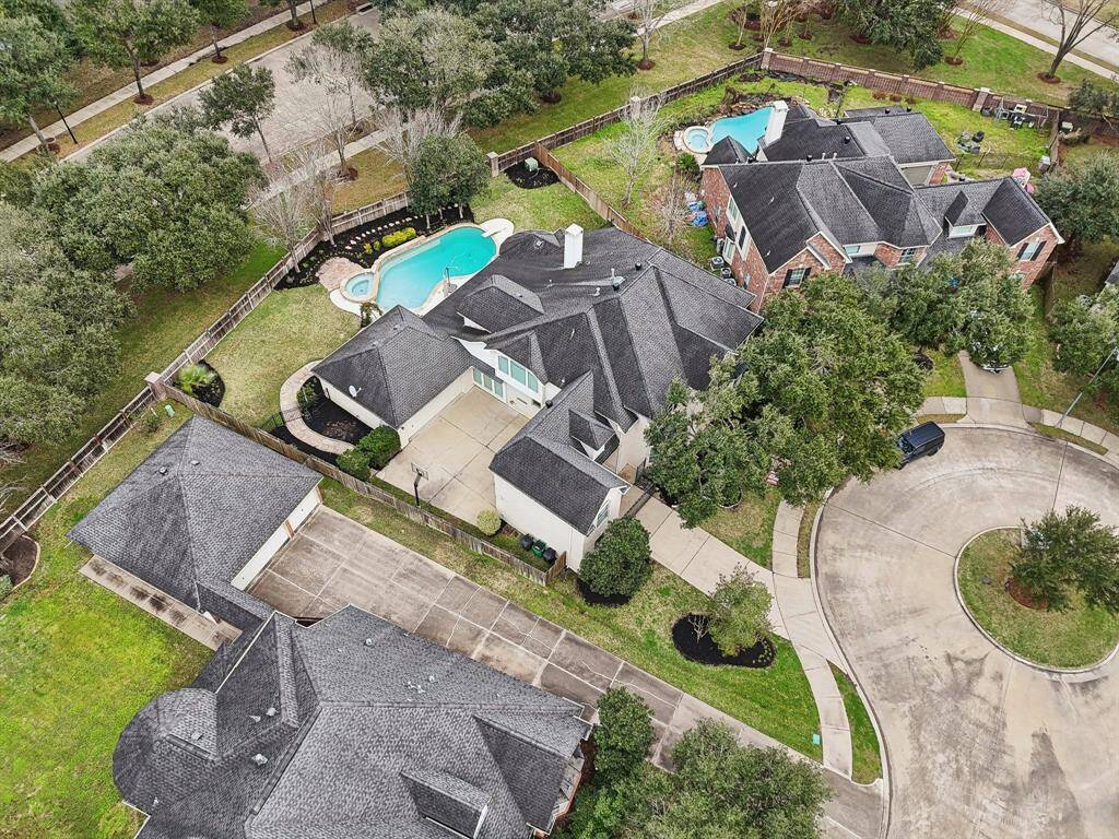Bird's-eye view showcasing the highly sought-after cul-de-sac location, complete with a sparkling pool and spa, a spacious three-car garage with an auto court, and a convenient walking path leading to the backyard. Enjoy added privacy with no back neighbors!