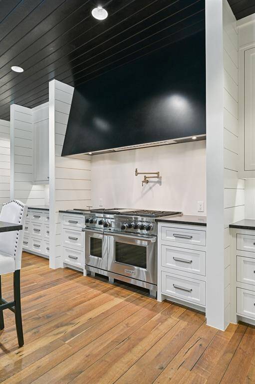 The Wolfe range is equipped with 6 gas burners, griddle, double ovens, pot filler and separate Wolfe steamer. Flanked with a beautiful limestone backsplash that provides a clean and simple aesthetic.