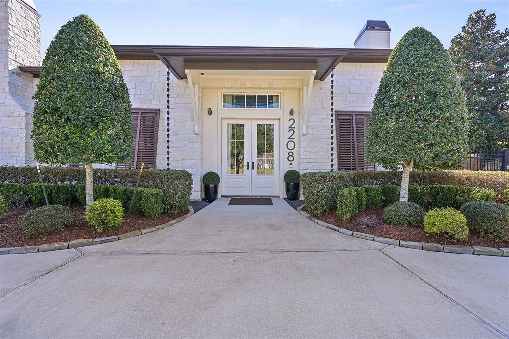 Step into this extraordinary residence, a masterpiece crafted by Heitkamp Swift. Seamlessly blending the sleek sophistication of contemporary design with the timeless charm of traditional warmth, this home has so much to offer.