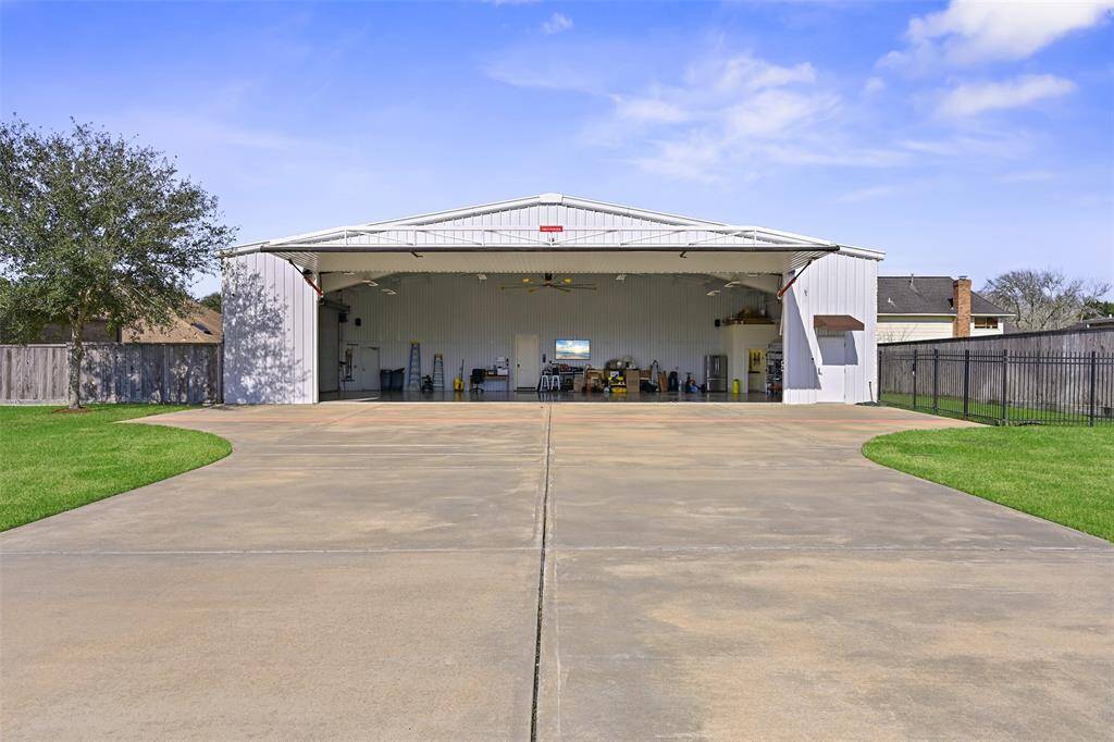 The impressive Schweiss Hangar Door also provides and abundance of shade coverage. The massive concreted area allows plenty of space for maneuvering and additional outdoor seating and entertaining.