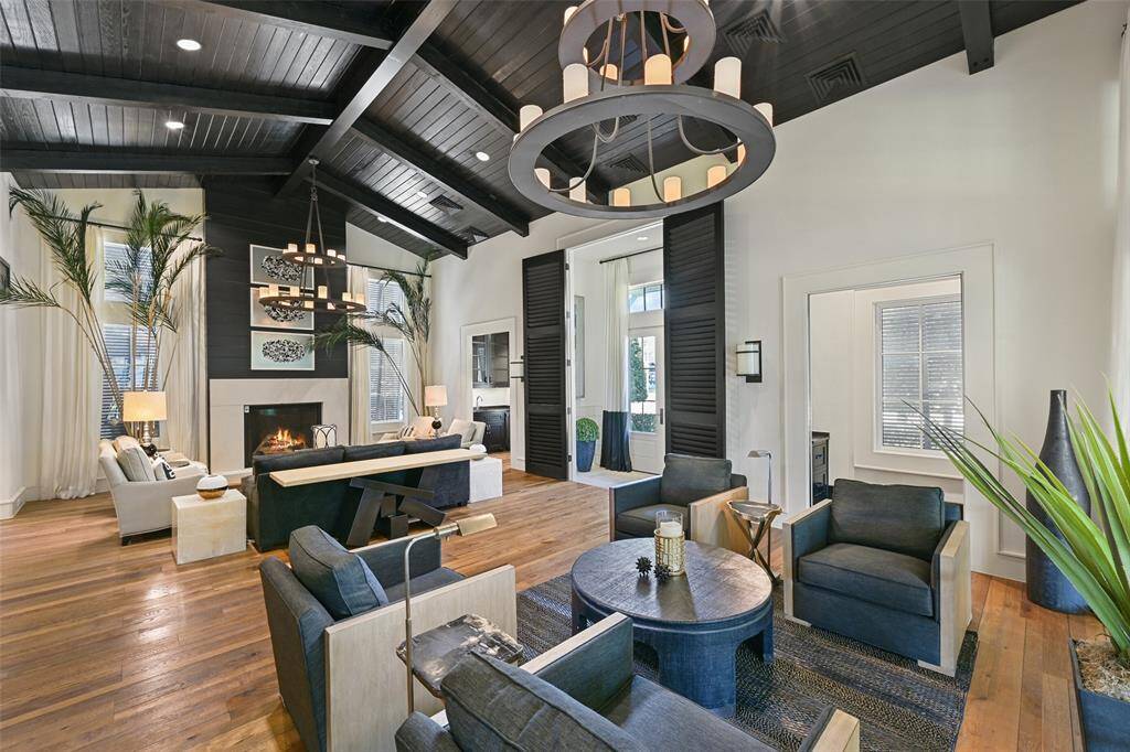 An open & airy space, yet with a cozy & subdued mood, the grand great room offers space for multiple seating arrangements, entertaining possibilities and more.