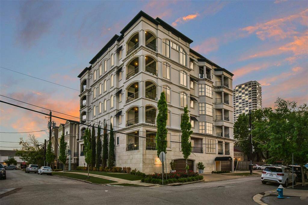 Another view of the Chateau 10. Note the Huntingdon high rise in the background located on Kirby Drive.