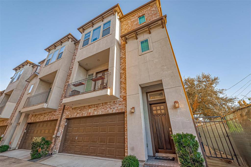 Conveniently Located Corner Townhouse Within Hamilton Landing
