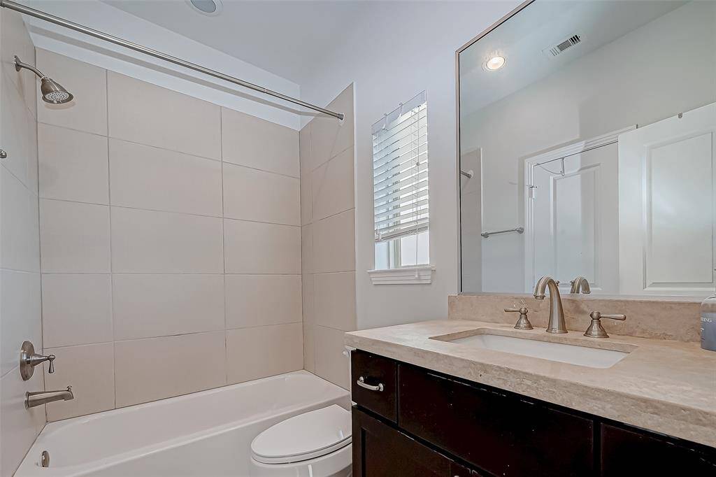 Secondary Bath w/ Walk-In Closet