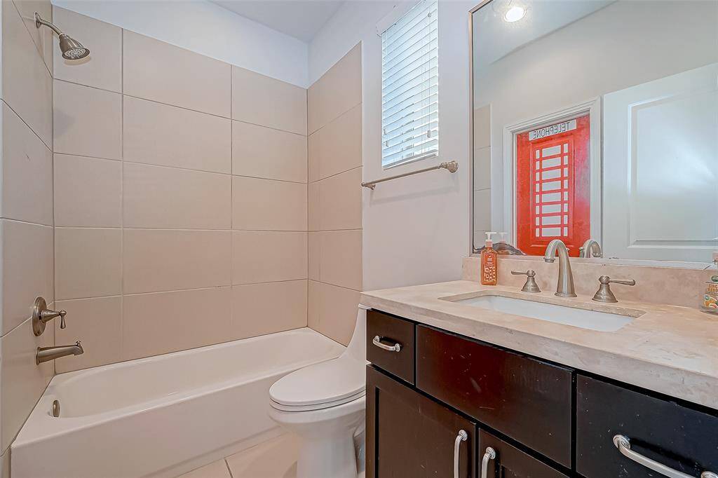 1st Floor Bedroom Bath w/ Walk-In Closet