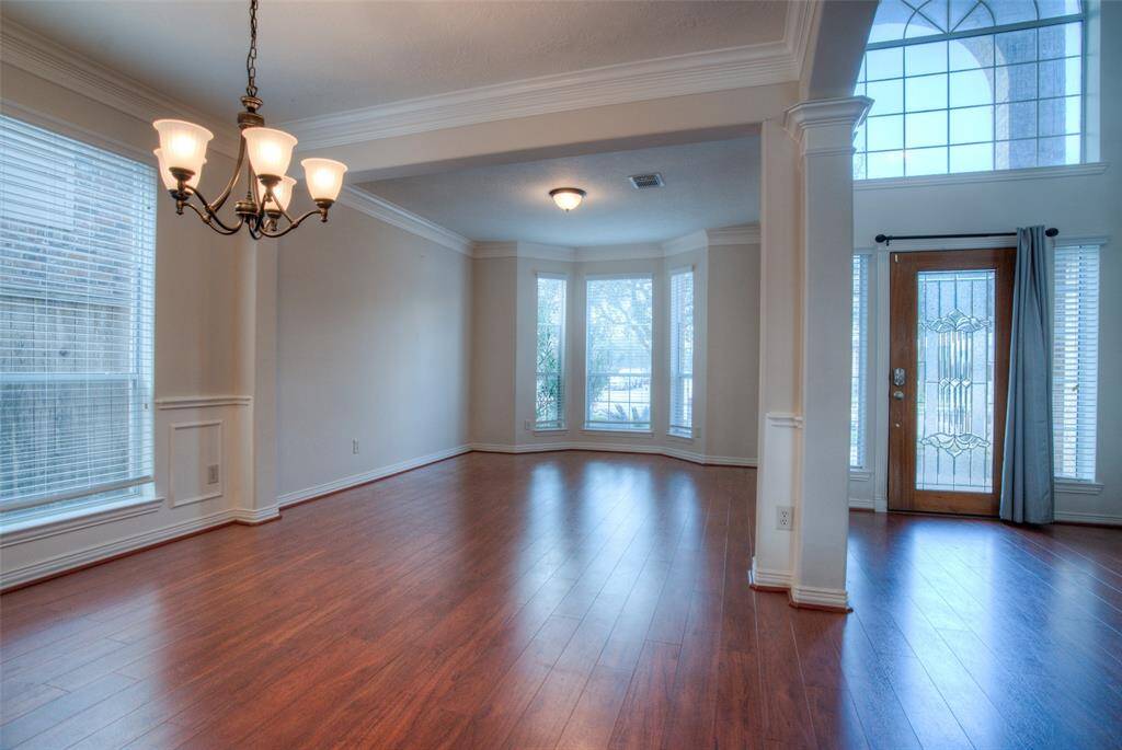Dining area for hosting a great meal!