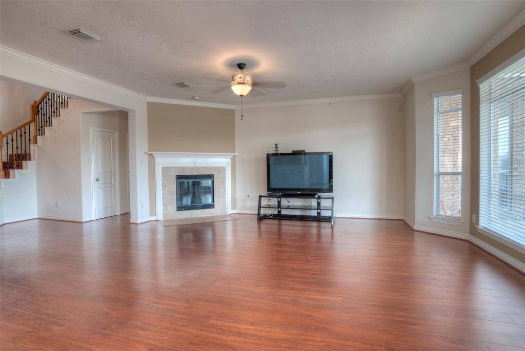 Huge family room overlooking the lake.