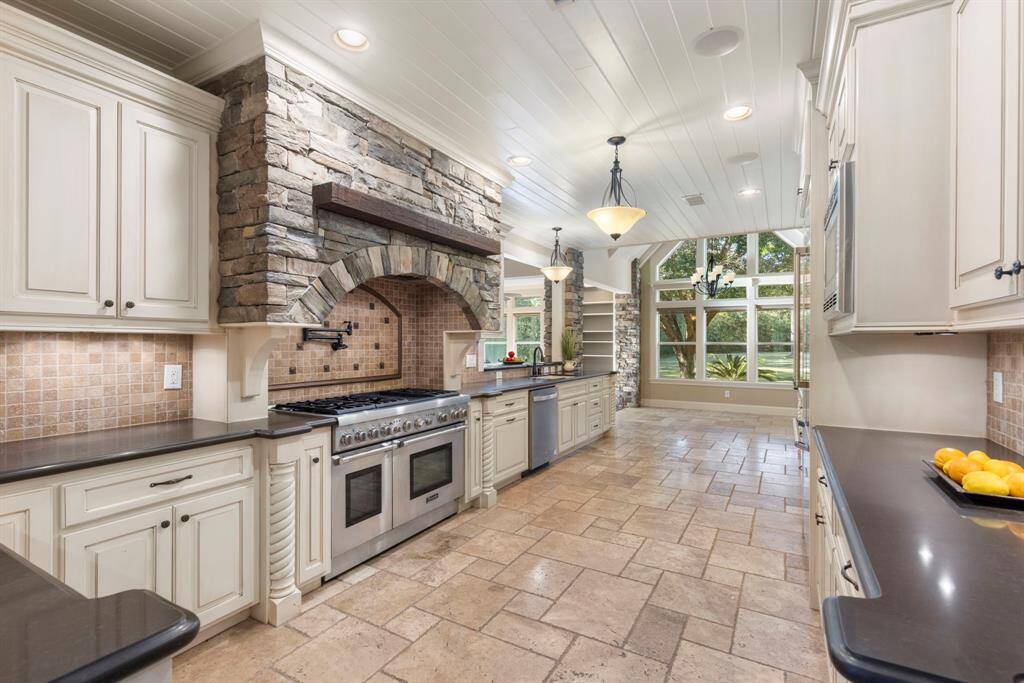 The elegant stone accents in the kitchen gives that perfect touch of warmth and character.