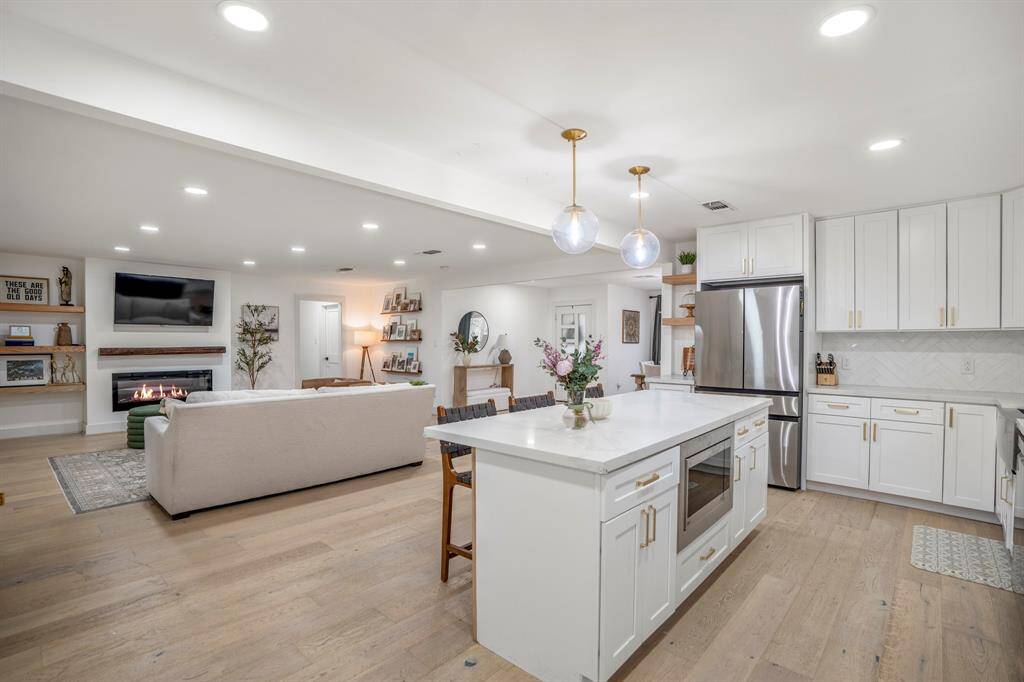 This stunning kitchen is perfect for everyday life as well as entertaining family and friends! This kitchen conveniently connects to the breakfast area and living room for easy entertaining!