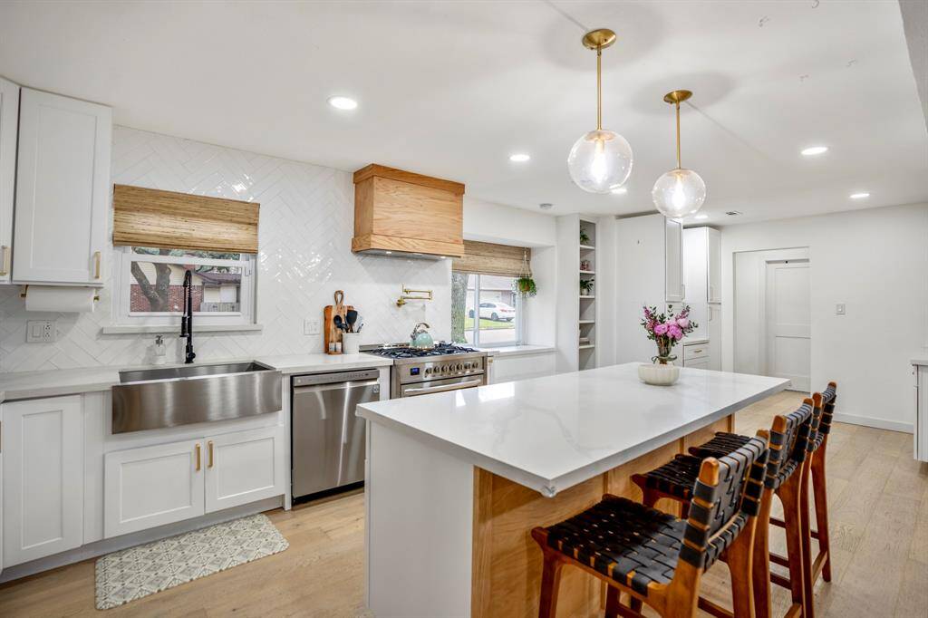 The extra-large kitchen island is perfect for conversation or that much needed space to lay out your party spread for everyone to enjoy!