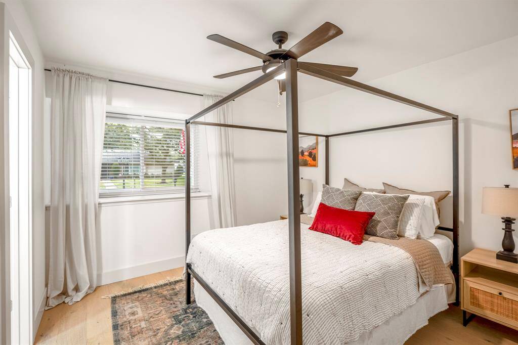 Bright and inviting, this spacious secondary bedroom offers plenty of room for relaxation and personalization, making it the perfect retreat for family or guests. It features bright natural light, modern ceiling fan, and oak wood floors.