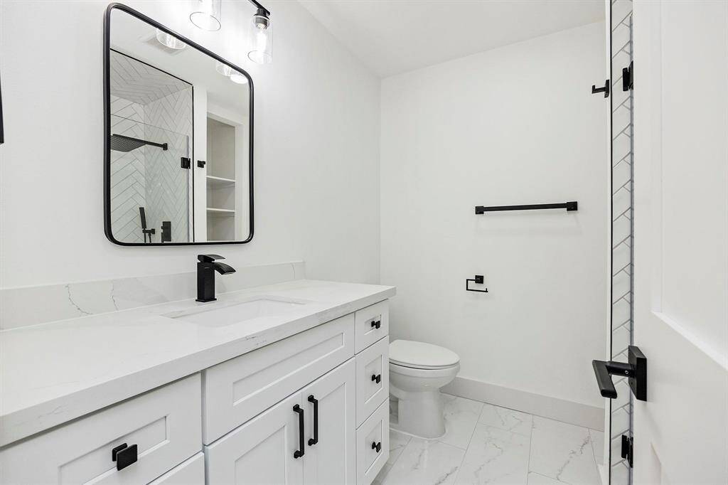 Stylish and functional, this secondary bathroom is designed to impress! Featuring elegant finishes, ample storage, and a bright, fresh feel, it’s the perfect blend of practicality and charm. Whether for guests or daily use, this space is both beautiful and inviting.