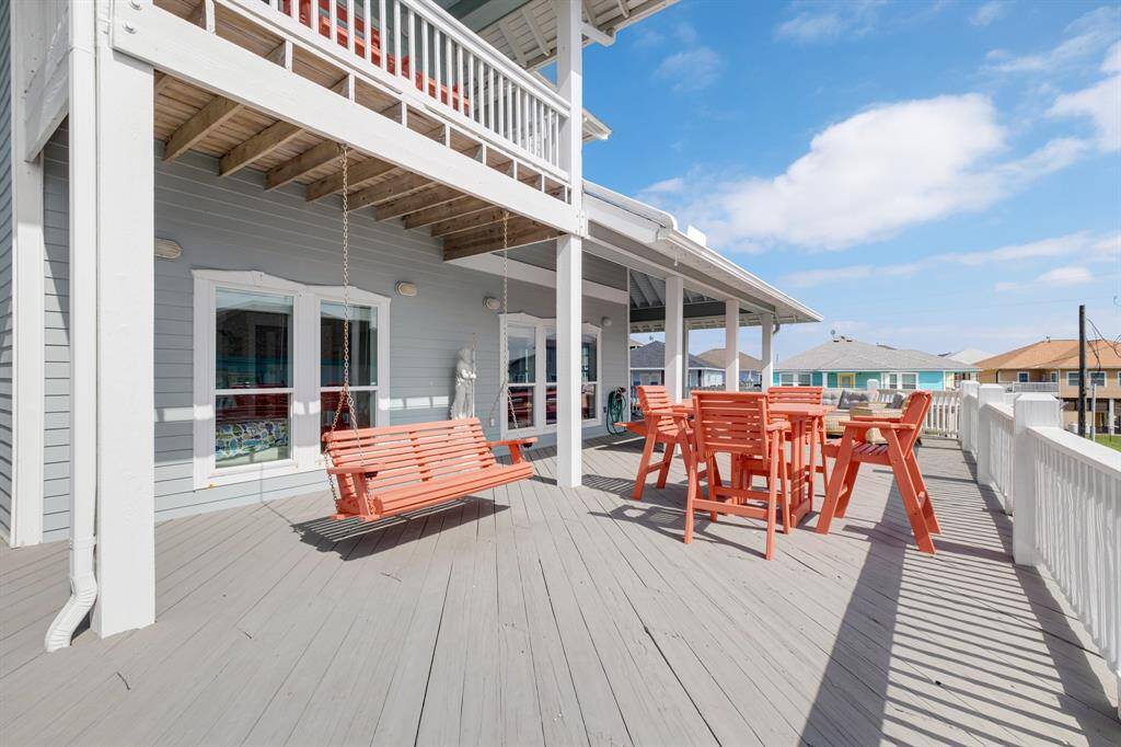 Charming outdoor dining area on the spacious deck, perfect for outdoor entertaining.