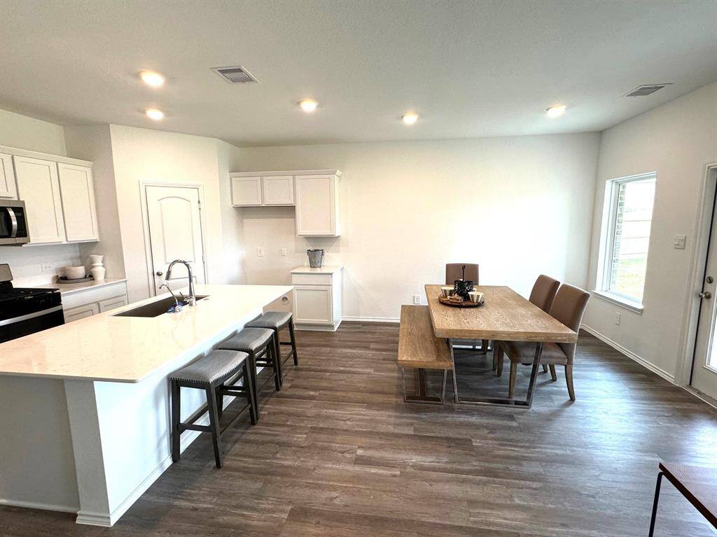 Spacious Kitchen and Dining Area!