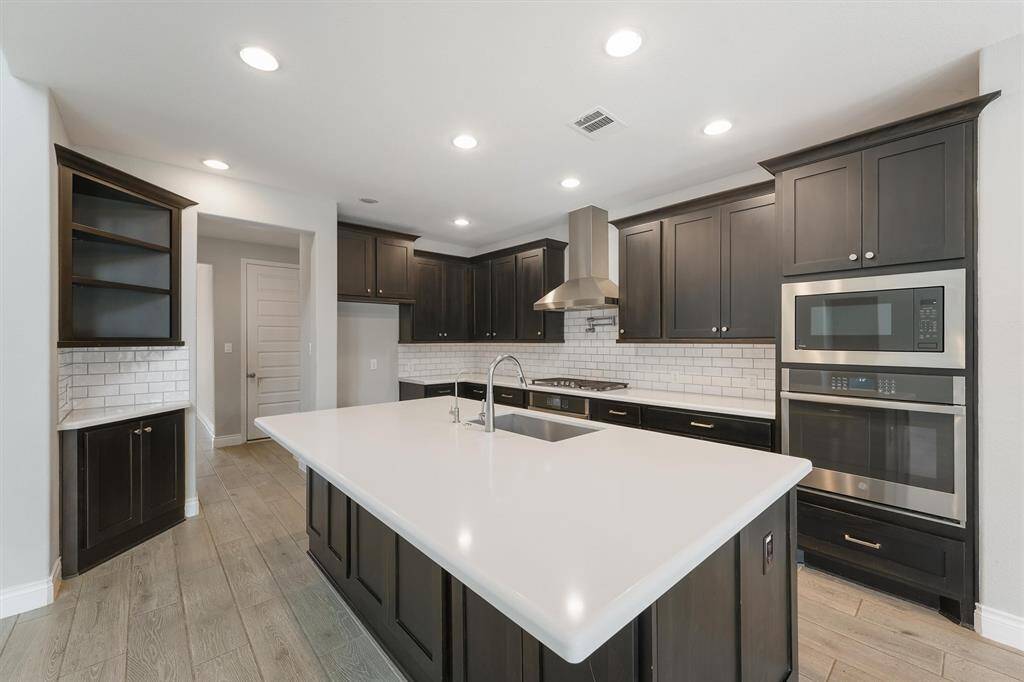 AMAZING KITCHEN, S/S APPLIANCES AND ISLAND.