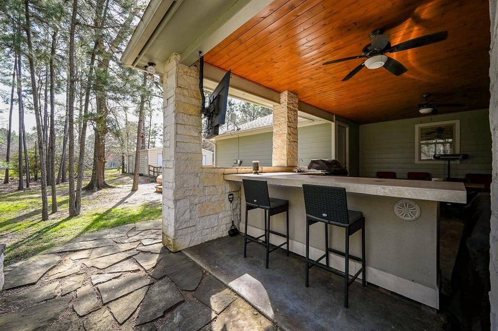 Outdoor patio also feature bar height seating which can be combined to create a comfortable and informal dining experience.