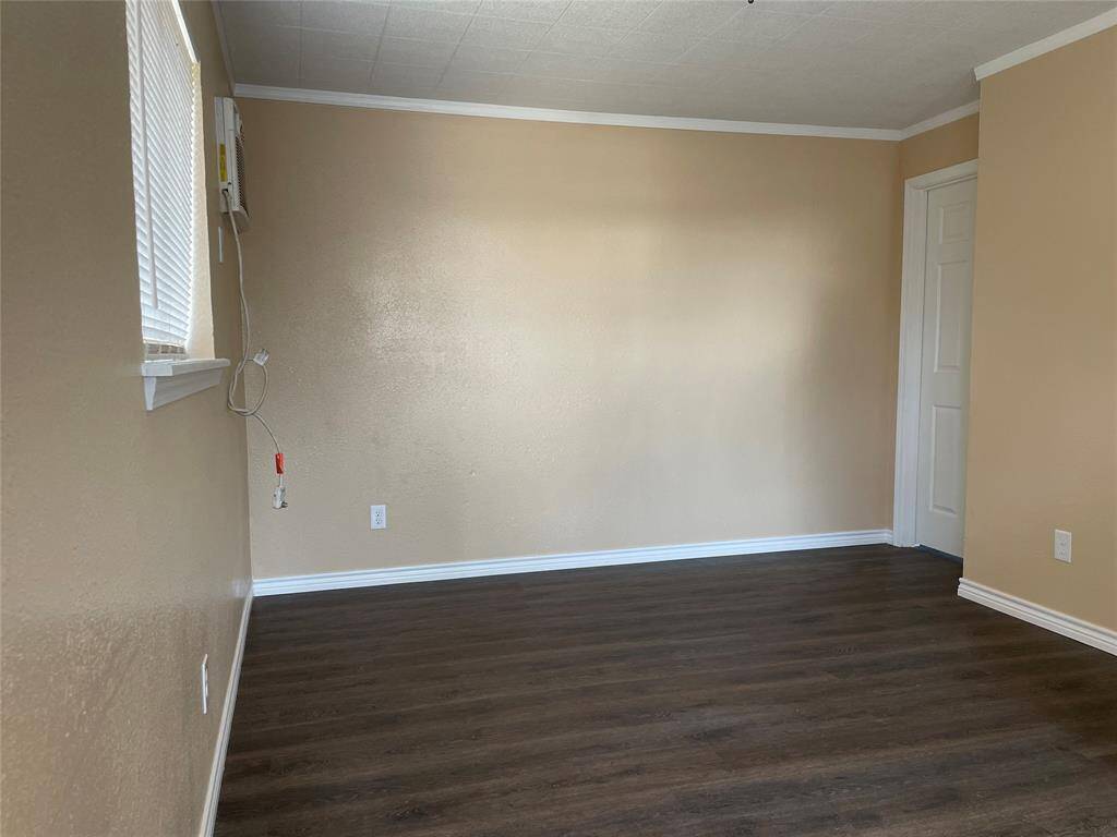 301 1/2 N Ave A- Upstairs Unit