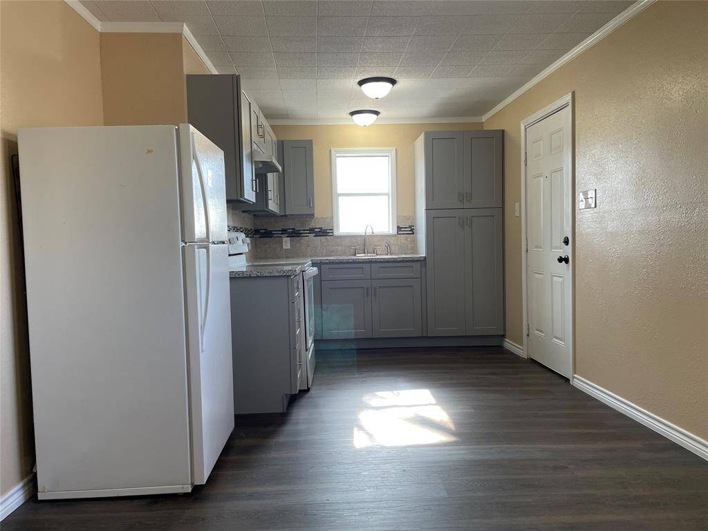 301 1/2 N Ave A- Upstairs Unit