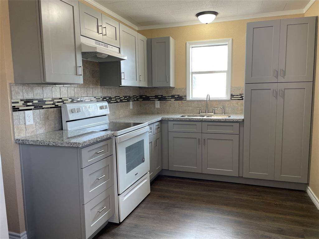 301 1/2 N Ave A- Upstairs Unit
