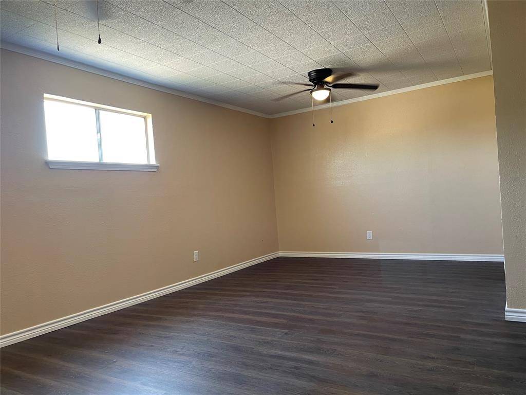 301 1/2 N Ave A- Upstairs Unit