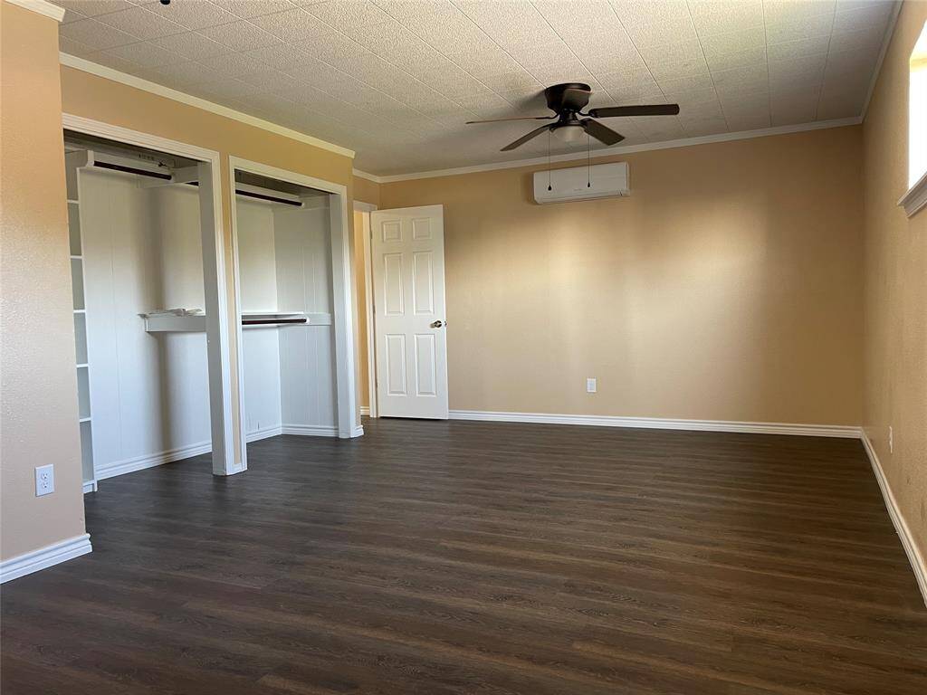 301 1/2 N Ave A- Upstairs Unit