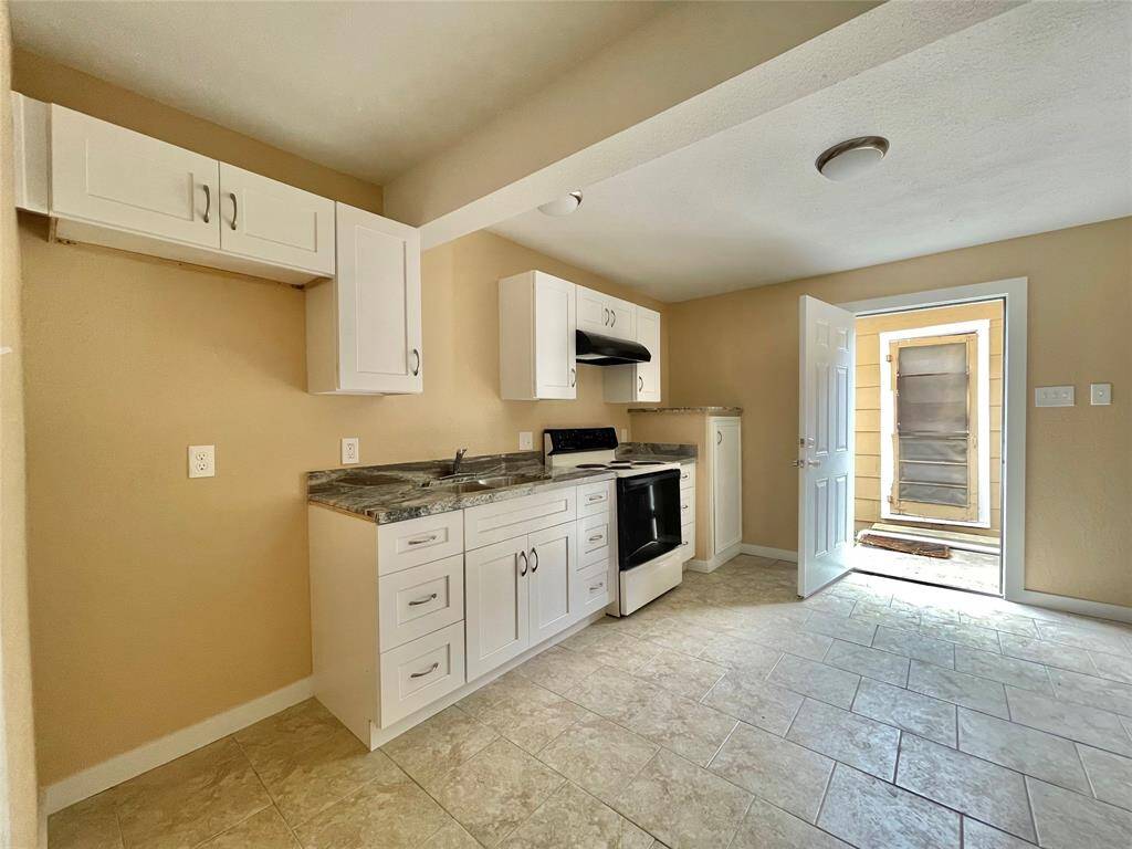 301 1/2 N Ave A- Downstairs Unit