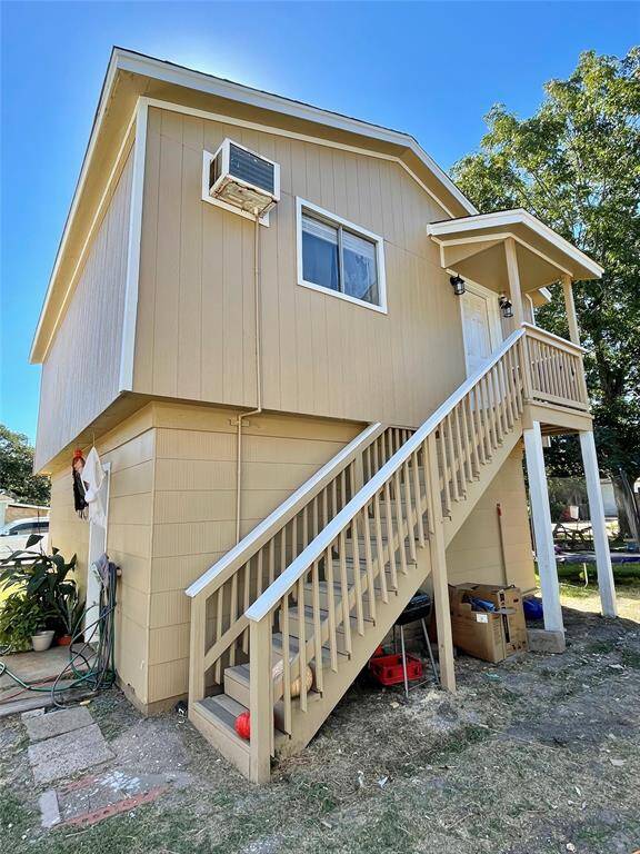 301 1/2 N Ave A Garage Apt