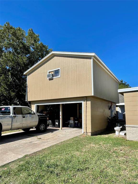 301 1/2 N Ave A Garage Apt