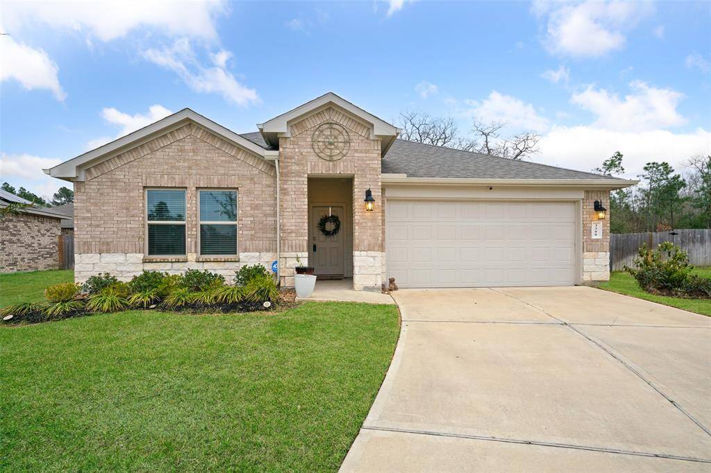 Lovely, furnished 4-bedroom home situated on a large culdesac lot within walking distance of Carl Barton Park and The Woodlands amenities only 8 miles away.