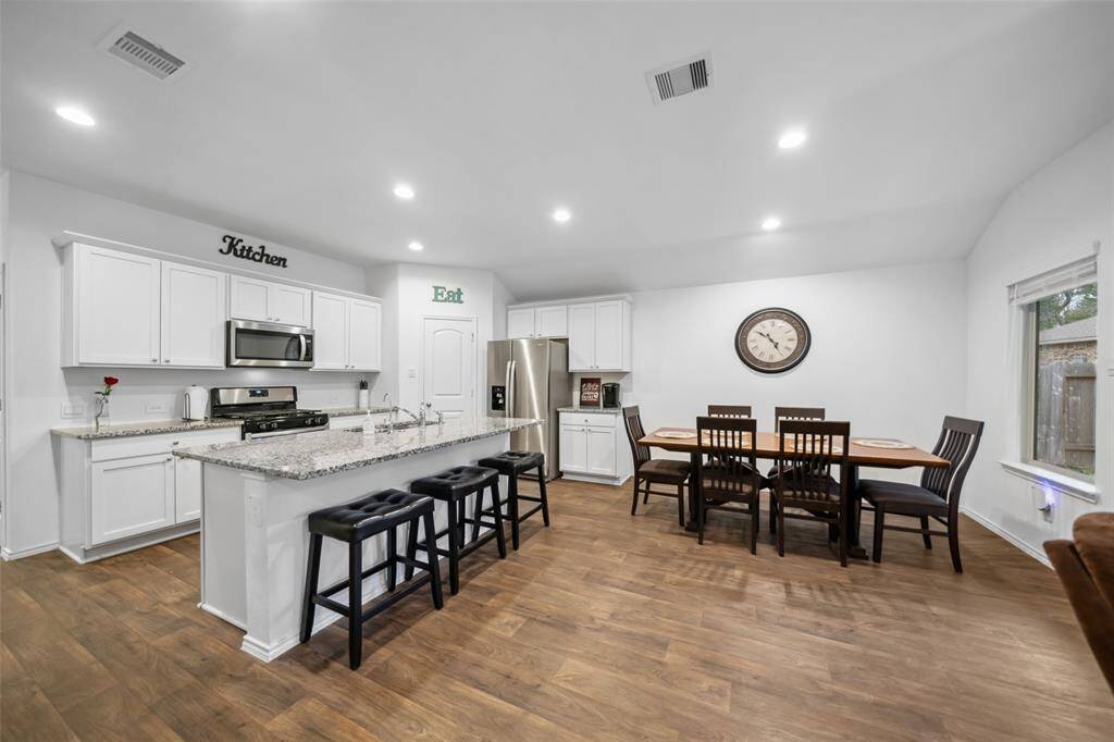 Lots of entertaining space!!