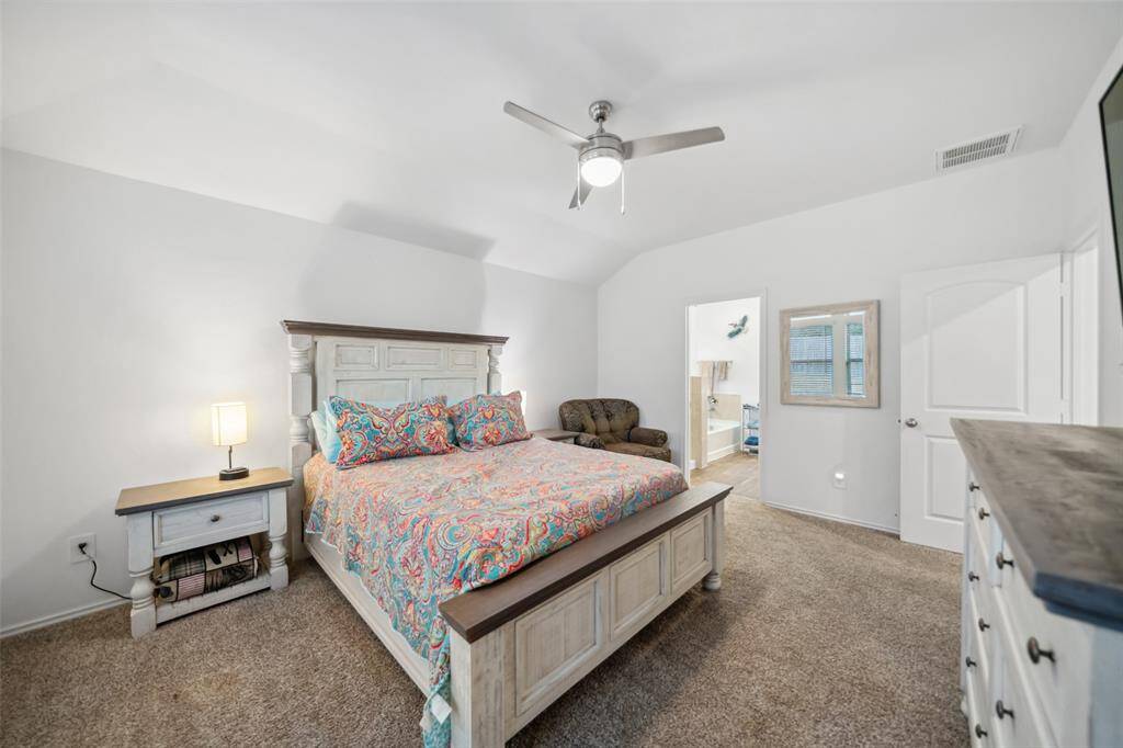 Lovely queen bedroom set comes complete with all of the furnishings.