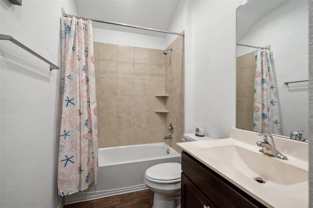 Secondary bathroom at front of the home. Equipped with towels.