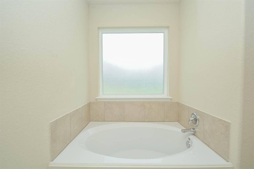 Come relax after a long day in your garden tub.