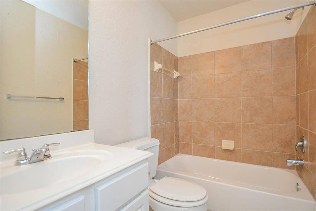 Secondary bathroom.