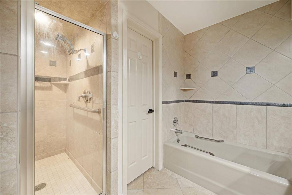 Secondary Bedroom, Walk-in closet, Nice city views from here too !!
