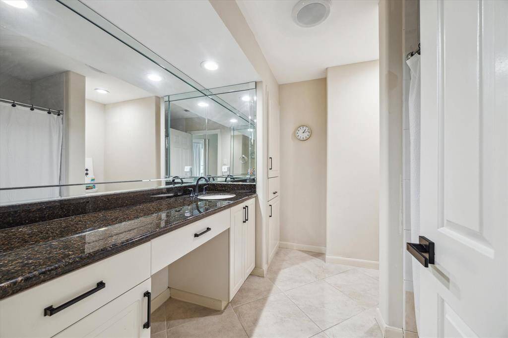 Even the utility room is custom designed !!