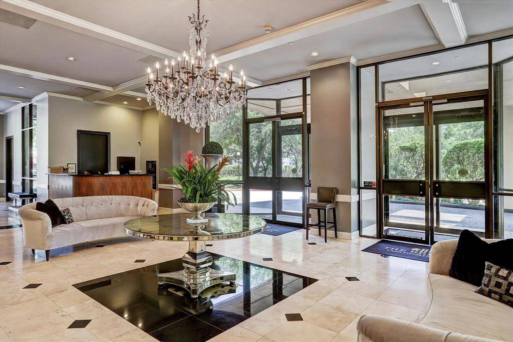 Party Room with pool table. Access to swimming  pool area. Propane gas grill for outdoor entertaining !