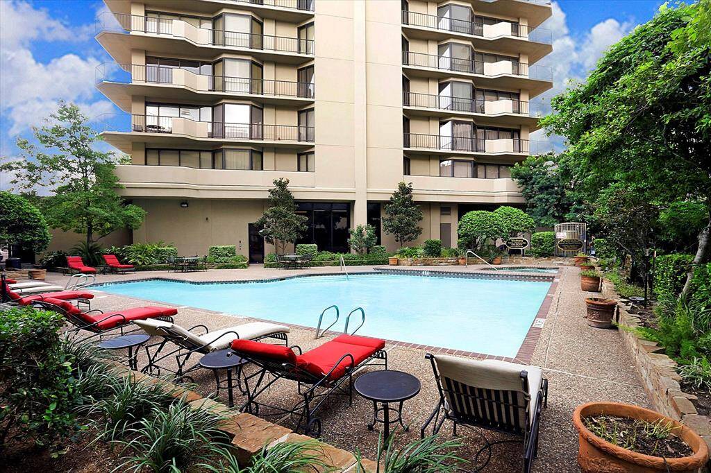 Enjoy two rooftop courts for tennis and pickleball, conveniently located above the garage.